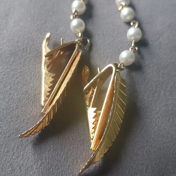 Gold Toned Simulated Pearl Vintage Mid Century Style Scarf or Sweater Clip - Picture 13 of 16